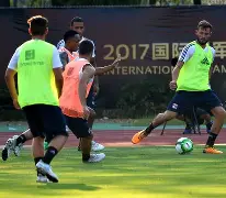 赛前体能课后,里昂复出首秀备战社区盾,底气十足,更衣室氛围转暖(练兵备战个人讨论发言) 赛前体能课后,里昂复出首秀备战社区盾,底气十足,更衣室氛围转暖(练兵备战个人讨论发言)