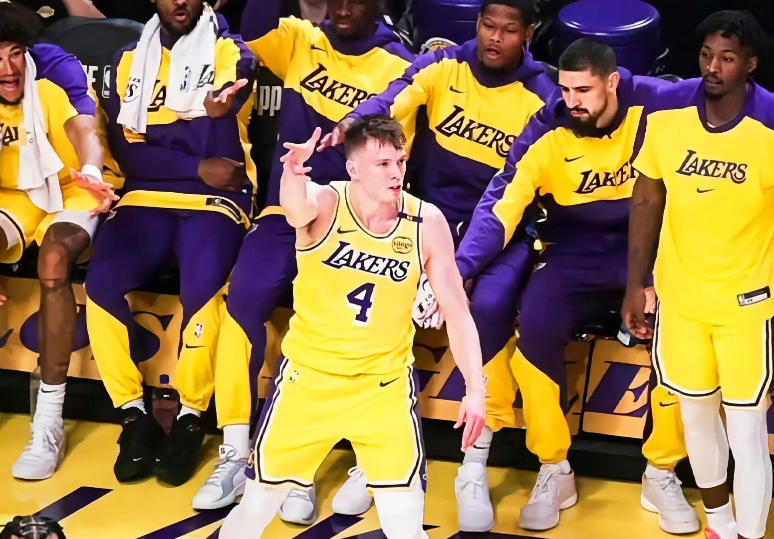 游戏电玩-NBA总决赛倒计时，密尔沃基雄鹿加时末段再遭质疑，细节引发关注，震撼外界，临场指挥获称赞的简单介绍