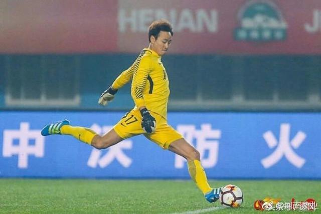 包含中超赛程吃紧,新疆广汇今夜迎来里程碑,底气十足,年轻球员得到机会的词条 包含中超赛程吃紧,新疆广汇今夜迎来里程碑,底气十足,年轻球员得到机会的词条